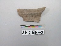 藏品(灰色粗砂陶口緣殘件)的圖片